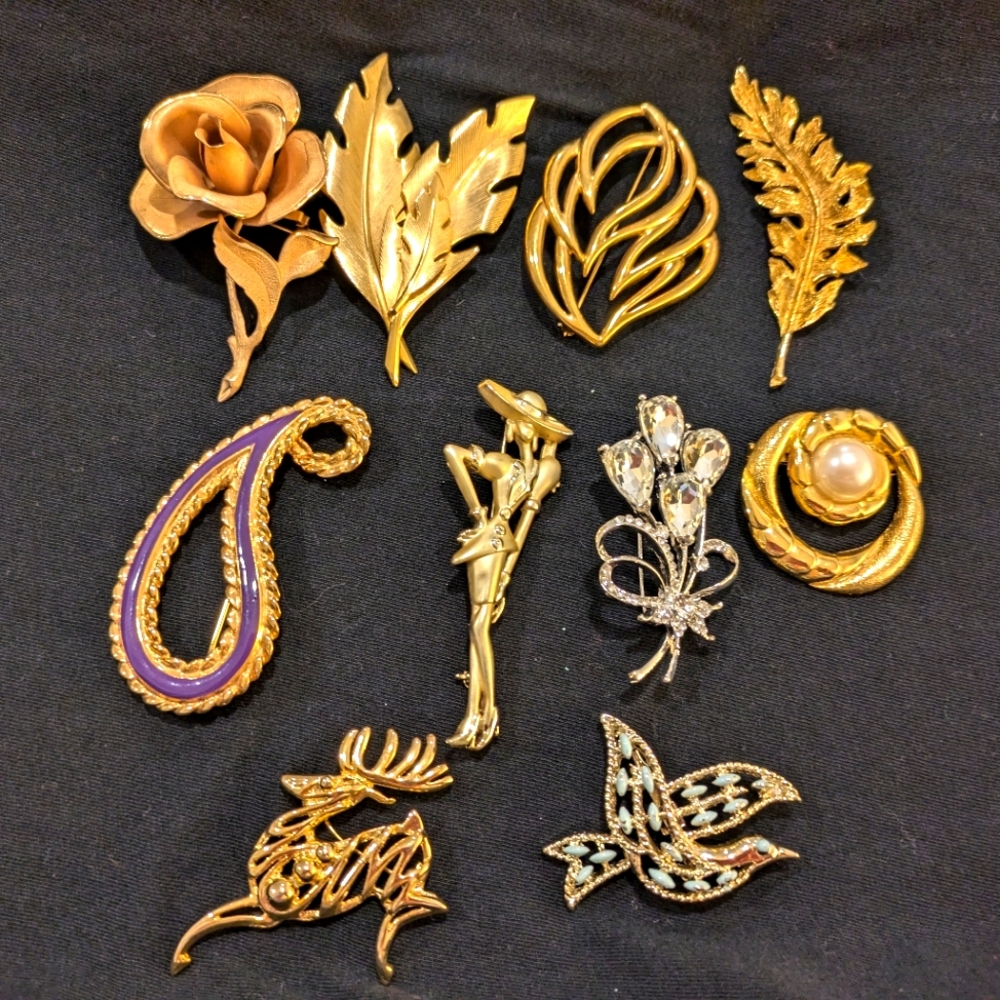 Lot 10 Brooches